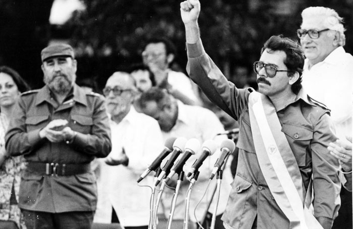 Daniel Ortega (con la banda en la toma de posesión) fue el candidato presidencial del Frente Sandinista en 1984, y ganó con más del 60 por ciento de los votos. Tomás Borge, muy mediático en esa época, también codiciaba el cargo. LA PRENSA/Archivo.
