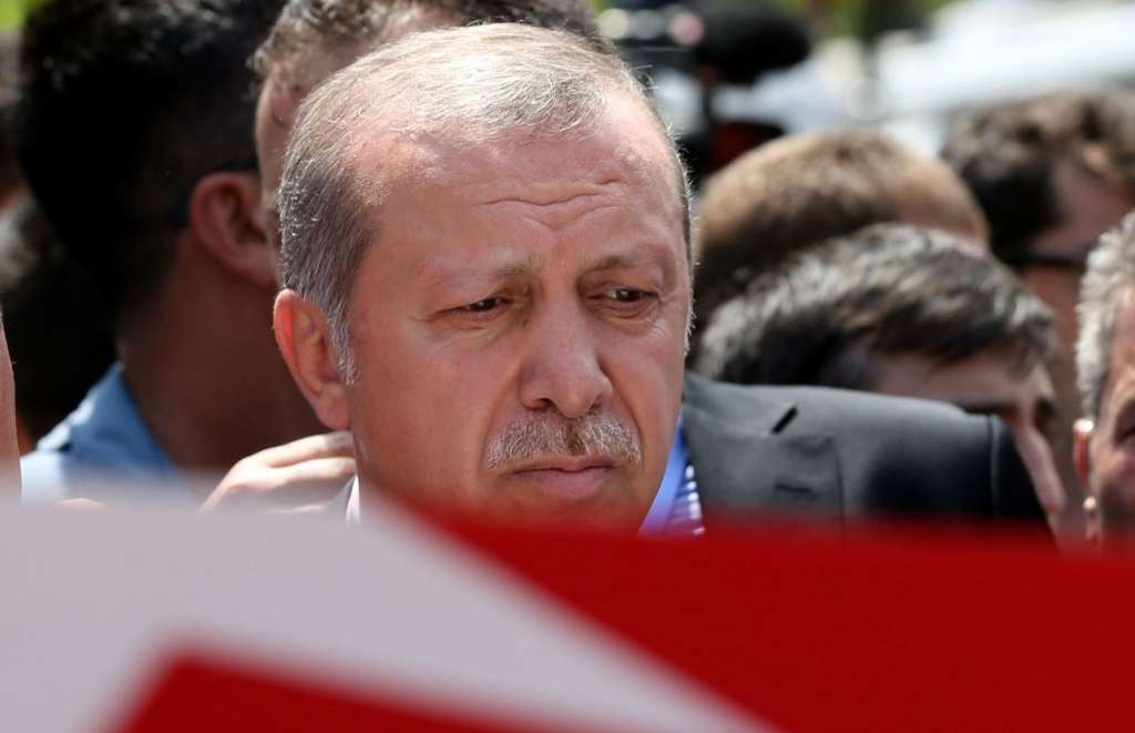 Erdogan, presidente turco, en el entierro de fallecidos durante el intento de golpe de Estado. LA PRENSA/EFE/EPA/TOLGA BOZOGLU
