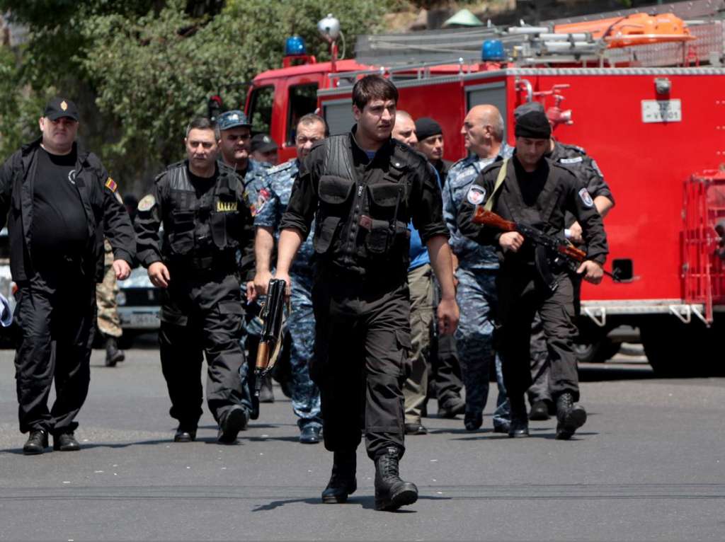 Fuerzas especiales de Armenia tratan de apaciguar la situación. LA PRENSA/Aram Kirakosyan/PAN Photo via AP