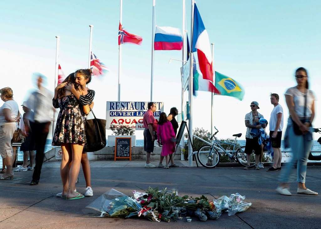 Más de 80 personas fallecieron en el ataque terrorista del pasado 14 de julio en Niza, al sur de Francia. En la imagen, las población continúa lamentando la tragedia. LA PRENSA/EFE/EPA/IAN LANGSDON