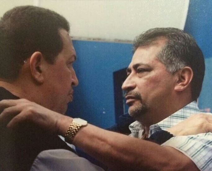 Hugo y Aníbal Chávez Frías. LA PRENSA/Fotografía tomada de la cuenta de Twitter de Nicolás Maduro.