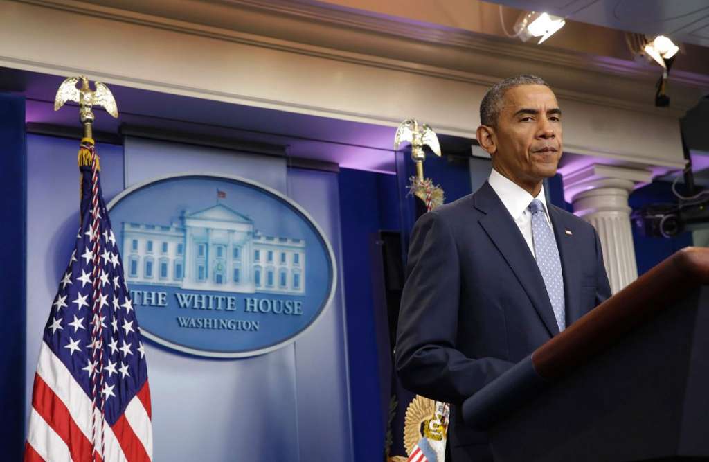 Barack Obama llamó a los estadounidenses a "medir las palabras y abrir nuestros corazones" ante la tensa situación que vive Estados Unidos por la violencia policial y la venganza ciudadana. LA PRENSA/AFP / YURI GRIPAS