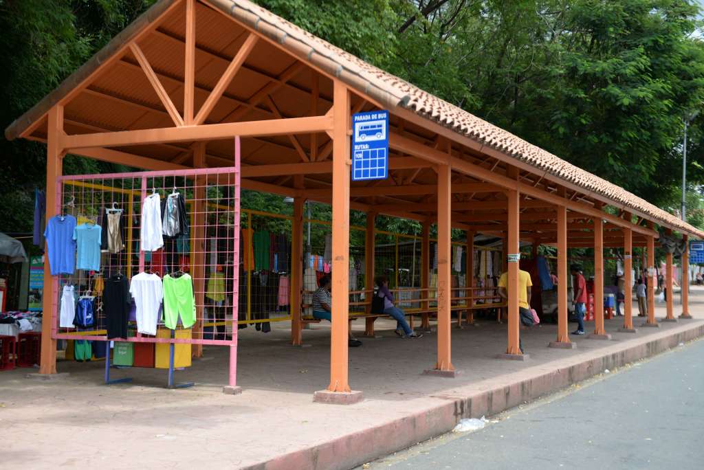 Ventas de comida, artículos varios y hasta ropa hacen lucir las pardas como mercaditos. Foto La Prensa / C. Valle.