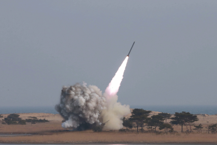 Corea del Norte realiza lanzamiento de tres misiles balísticos, según Seúl