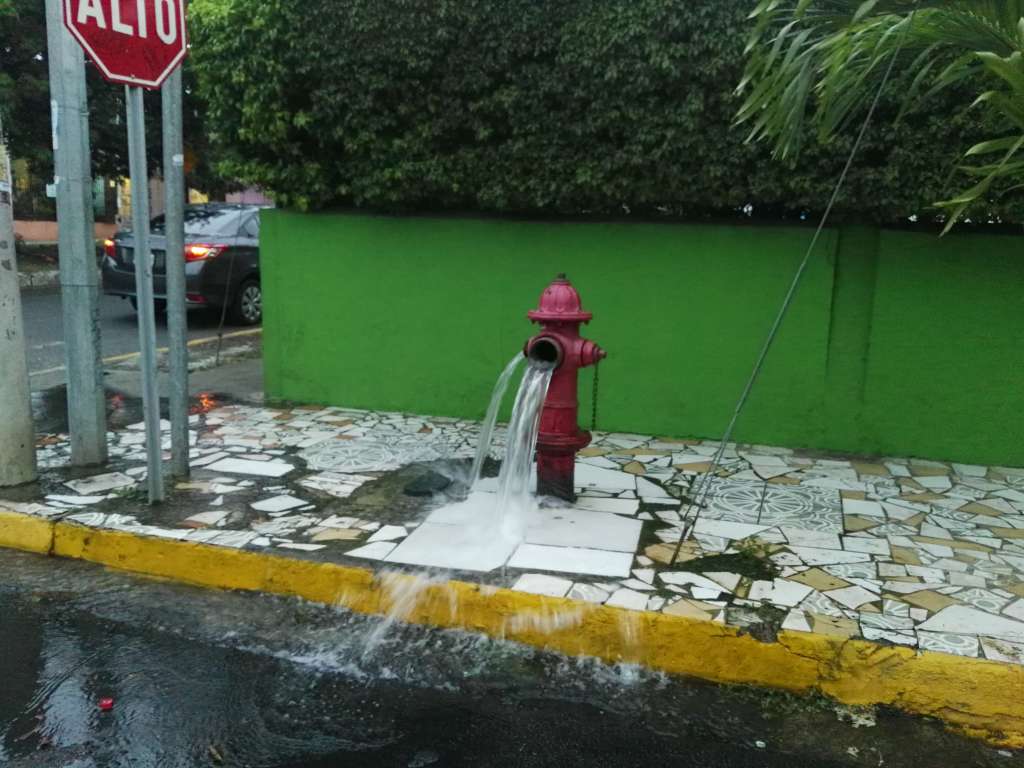 Hidrante dañado en Bello Horizonte los dejó sin agua