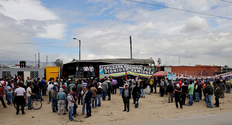 Vehículos de carga viajan escoltados en Colombia por paro