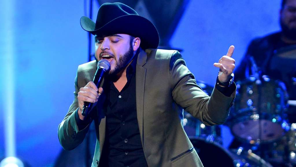 Gerardo Ortiz se disculpa con las mujeres que se ofendieron por su video