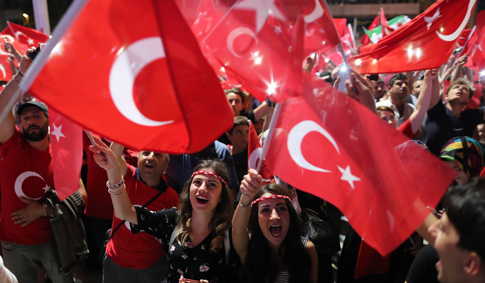 Turquía inicia la limpieza de los servicios de inteligencia