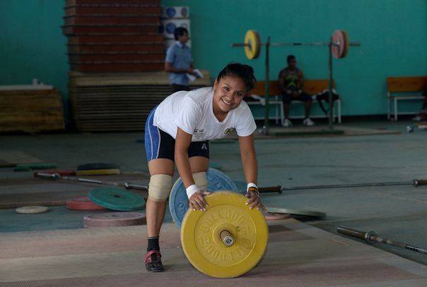 Scarleth Mercado, una levantadora de pesas puro corazón que estará en Río