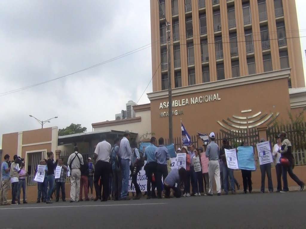 Ciudadanos protestan frente a la Asamblea Nacional