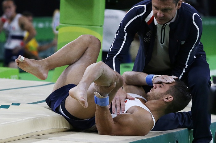 Gimnasta Samir Ait Said se parte una pierna al fallar un salto