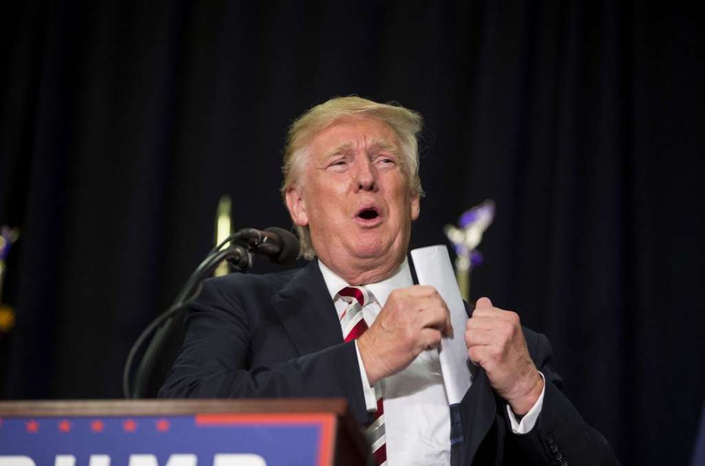 Trump se mofa de Clinton y la califica de mentalmente desequilibrada