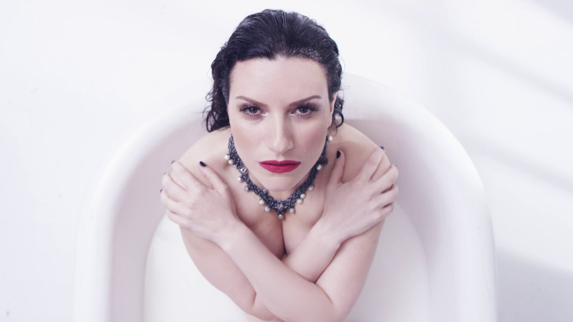 Laura Pausini se desnuda - La Prensa