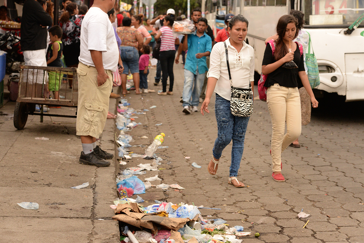 «Cochinos» no pagan multa por tirar basura