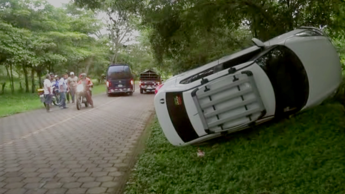 Se da vuelta por vehículo que lo aventajó