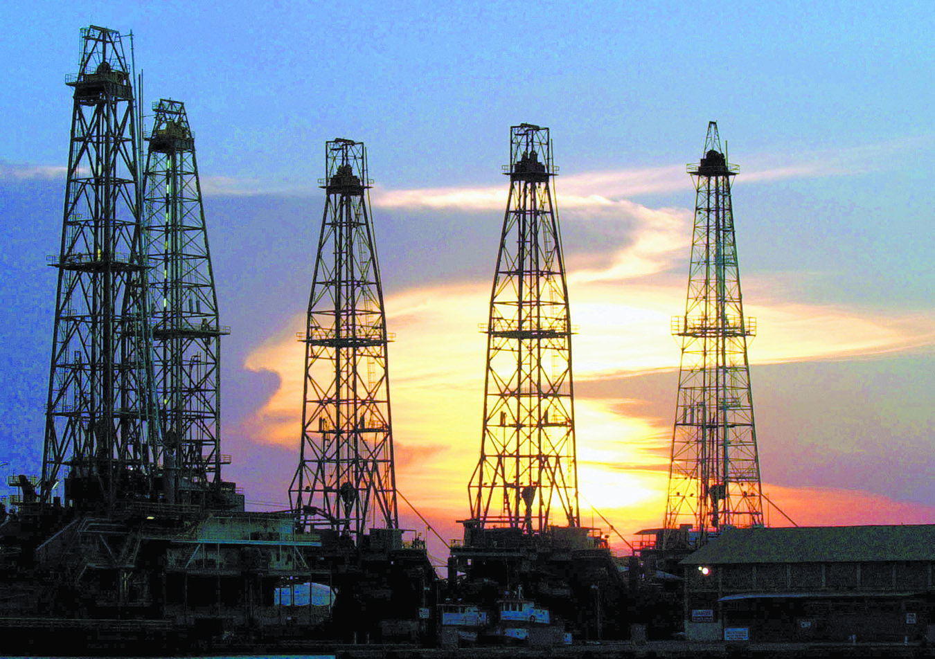 Analistas dudan de que el precio del petróleo supere los 100 dólares