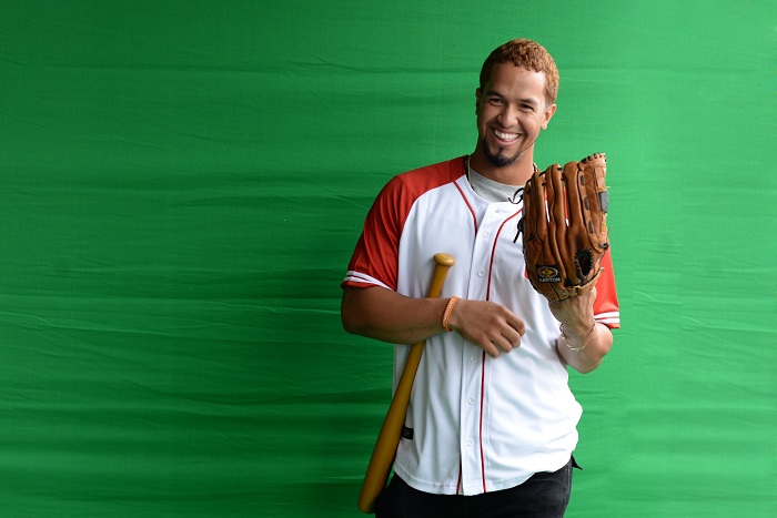 Cheslor Cuthbert se prepara para jugar en segunda base