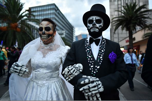 Catrinas desfilan en la Ciudad de México