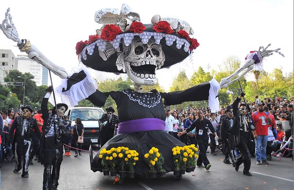 Catrinas desfilan en la Ciudad de México antes del Día de Muertos