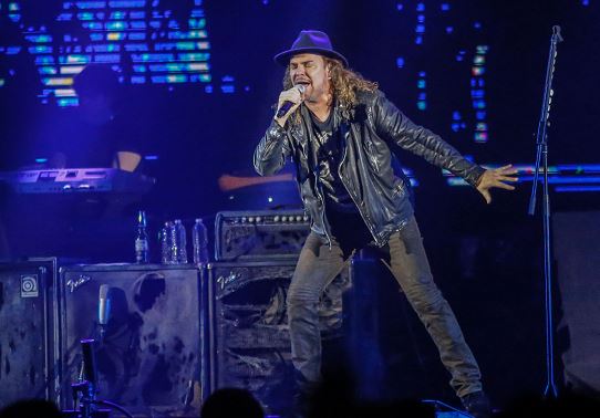 Cantante de Maná llamó a votar por un partido no racista