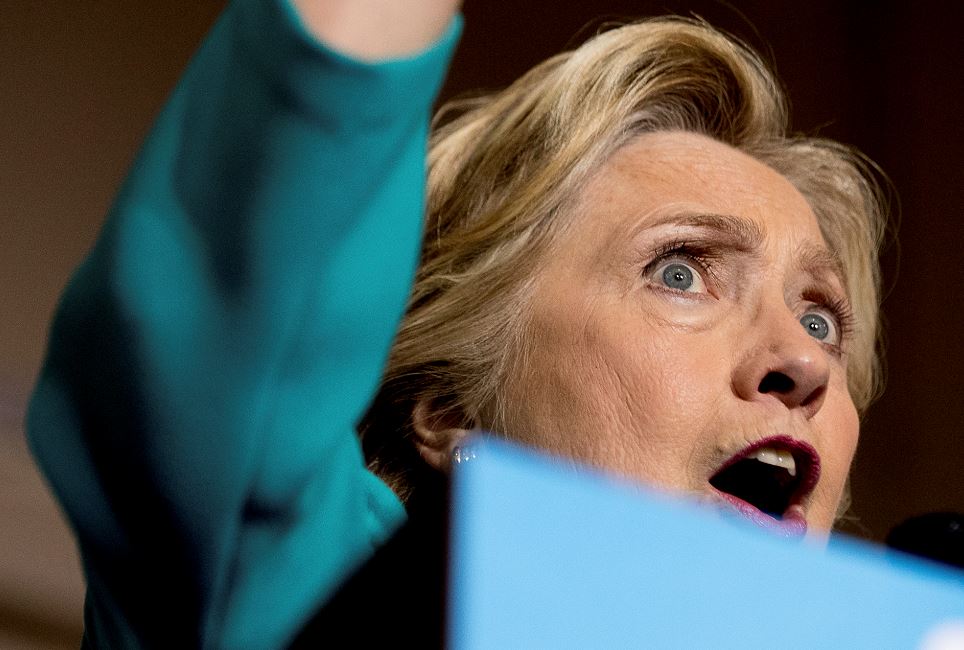 FBI con luz verde para revisar presuntos nuevos correos del caso de Clinton