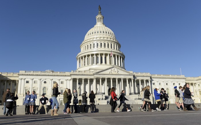 Senado de Estados Unidos aprueba presupuesto en primer paso hacia reforma fiscal