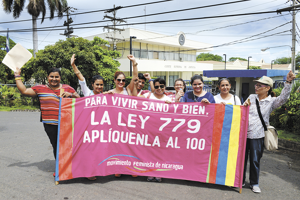 Managua 24 de Sept del 2014. Movimiento Feminista de Nicaragua en la corte introducen escrito contra la reforma a ley 779. LA PRENSA /Uriel Molina
