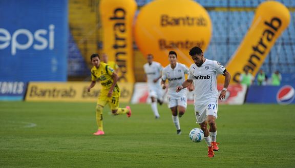 Juan Barrera y Comunicaciones ganan el partido de ida de la semifinal