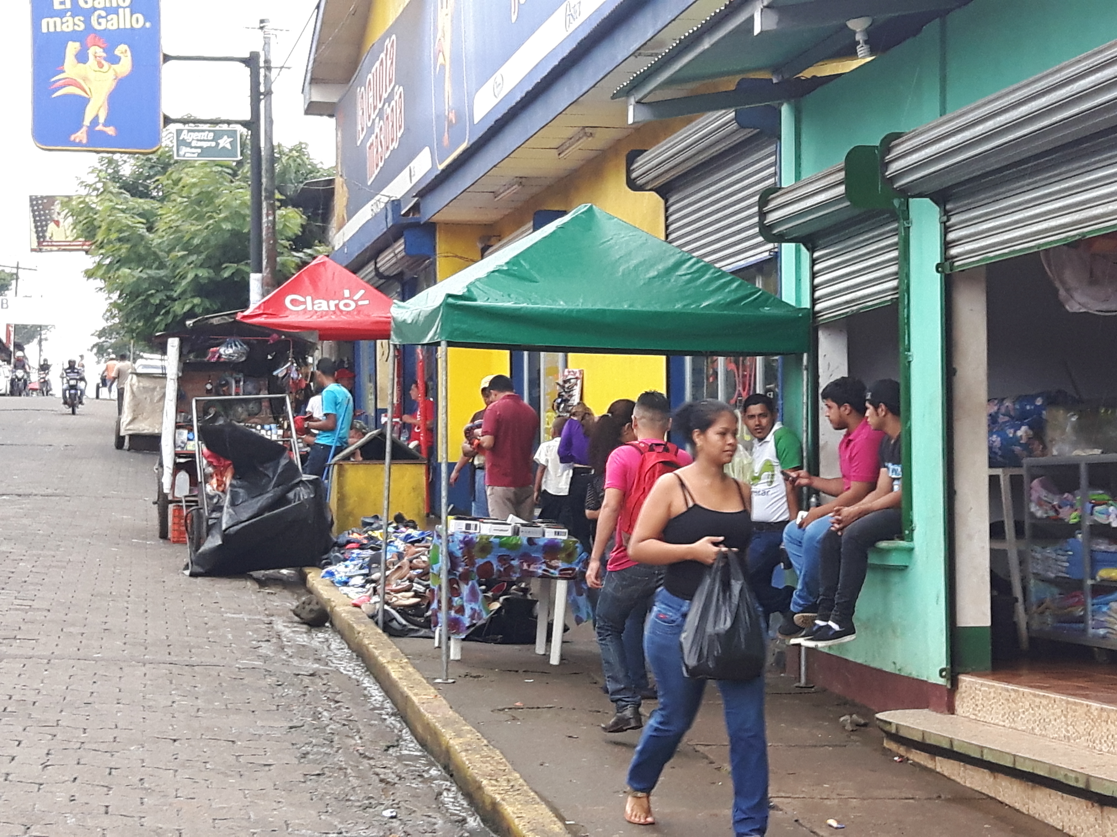 Mercado vacío de clientes en Nueva Guinea