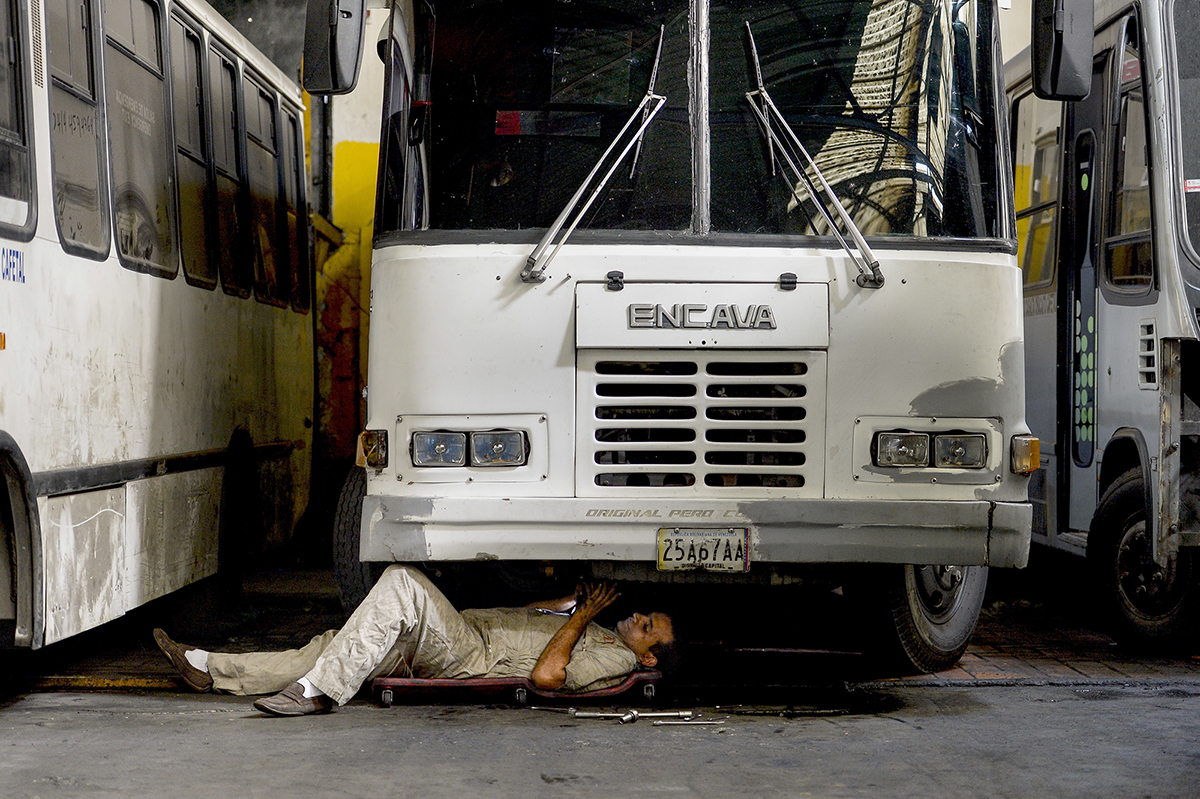 Escasez también paraliza transporte