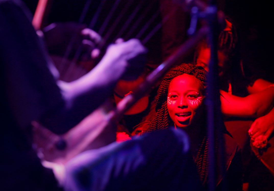 Una mujer disfruta de un espectáculo del músico Ayub Ogada, que toca un instrumento tradicional de ocho cuerdas de ese país llamado nyatiti, en Nairobi, capital keniana. LA PRENSA / EFE/EPA/DAI KUROKAWA