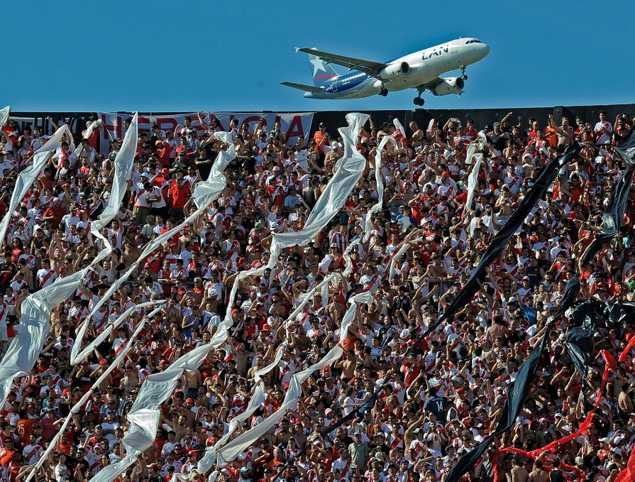 Miles de aficionados apoyan al River Plate, su equipo, durante el Clásico de Argentina contra el Boca Juniors, en Buenos Aires. LA PRENSA / AFP / ALEJANDRO PAGNI