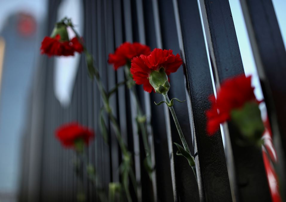 Rosas depositadas en uno de los sitios donde explosiones causaron decenas de muertes y más de un centenar de heridos en Estambul, Turquía. LA PRENSA / AP Photo/Emrah Gurel