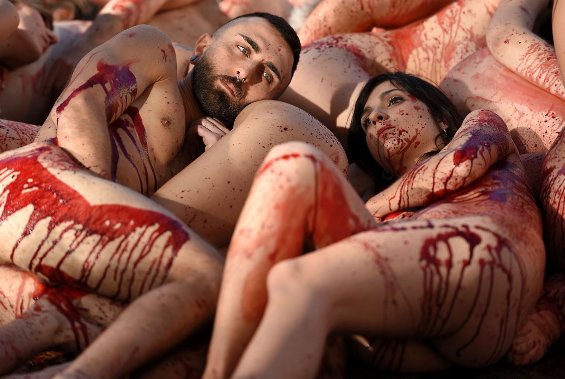 Un grupo de activistas se desnudo y usó sangre falsa para protestar en contra del uso de pieles animales en Barcelona, España. LA PRENSA / LLUIS GENE