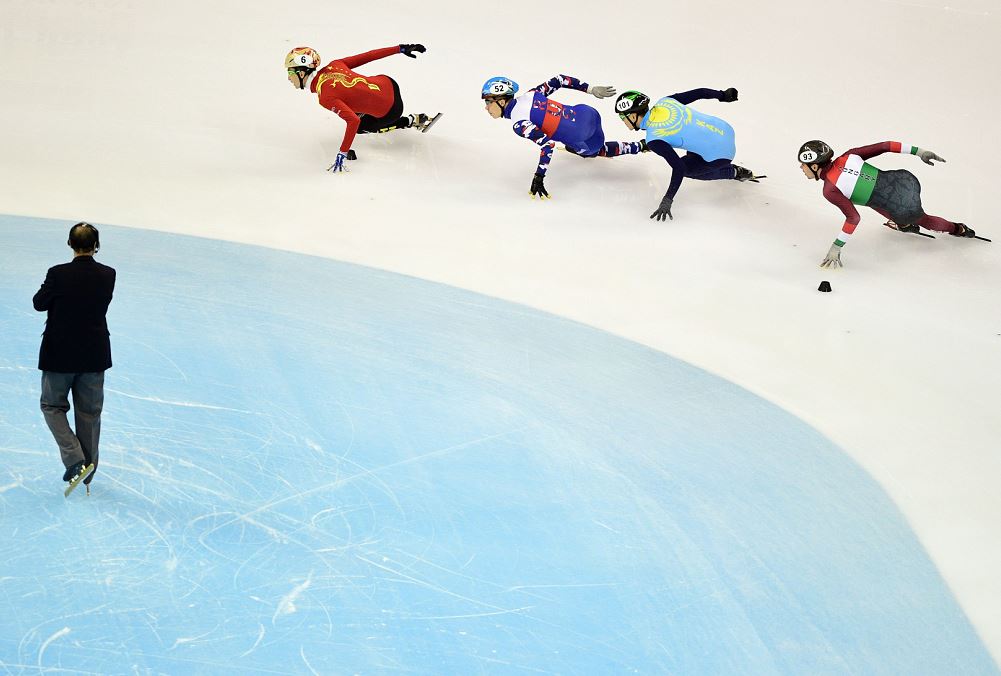 Wu Dajing de China, Semen Elistratov de Rusia, Aydar Bekzhanov de Kazakstán y Burjan Csaba de Hungría en una competencia durante la Copa del Mundo de Patinaje de velocidad sobre pista corta. LA PRENSA / Johannes EISELE
