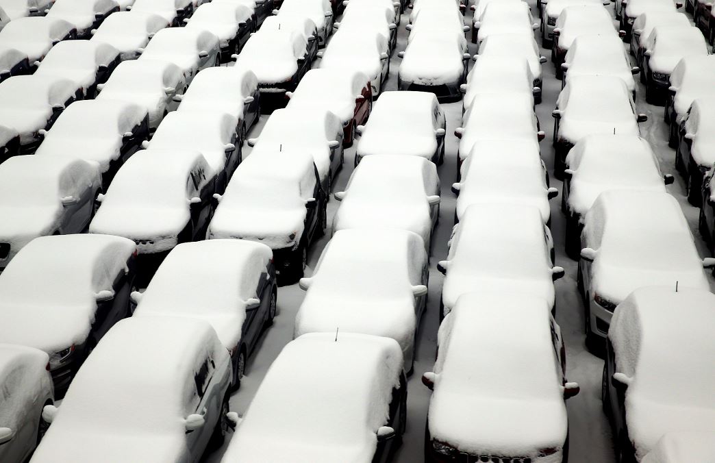Cientos de vehículos cubiertos de nieve en el estacionamiento del aeropuerto de Chicago, Estados Unidos. LA PRENSA / AP Photo/Nam Y. Huh