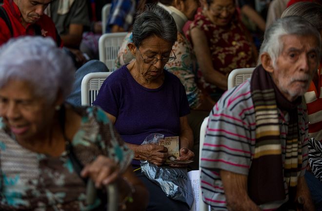 Maduro posterga eliminación del billete de 100 bolívares