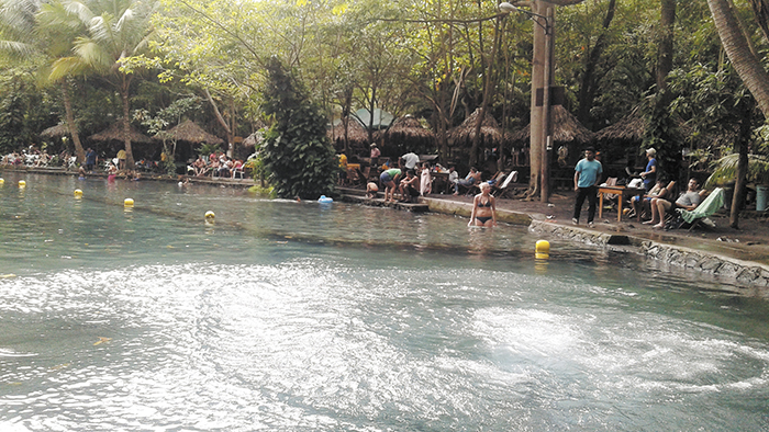 Turistas en el Ojo de Agua de la isla de Ometepe