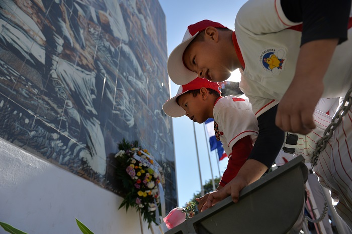 Infantiles de Beisbol dan tributo a Roberto Clemente