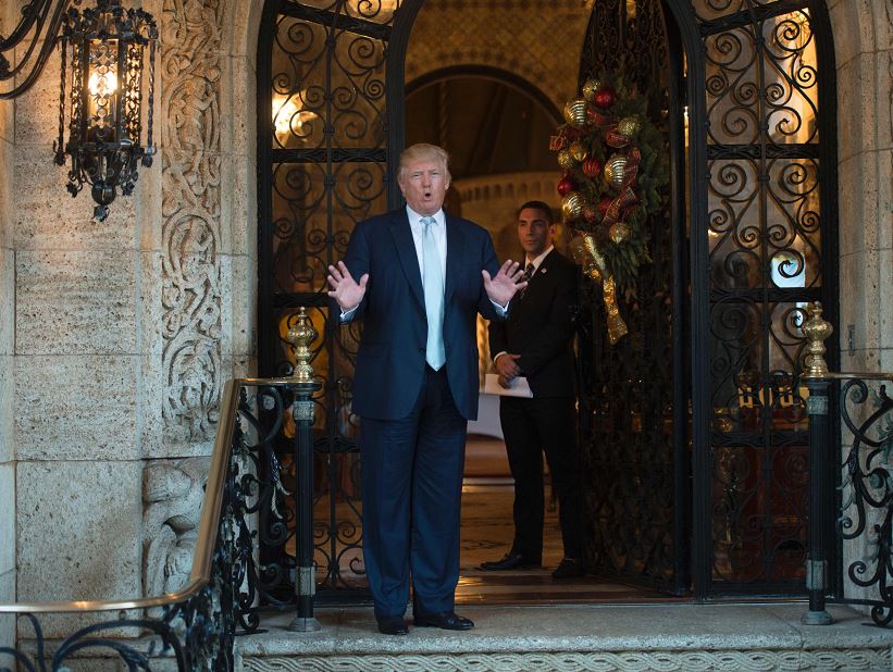 Trump juega al golf antes de despedir el año