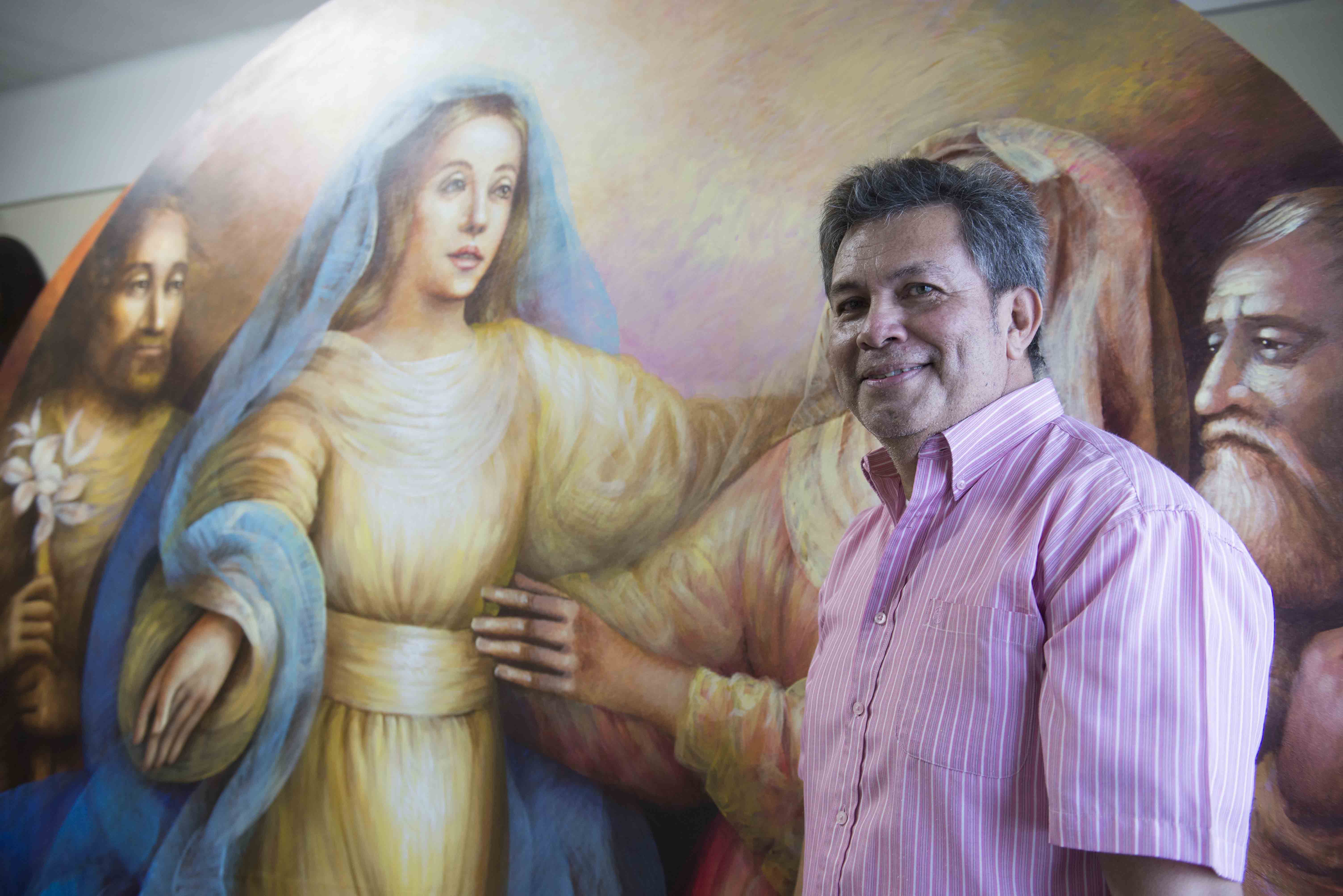 Ernesto Díaz Brenes pinta su arte en la iglesia de Xalteva en Granada