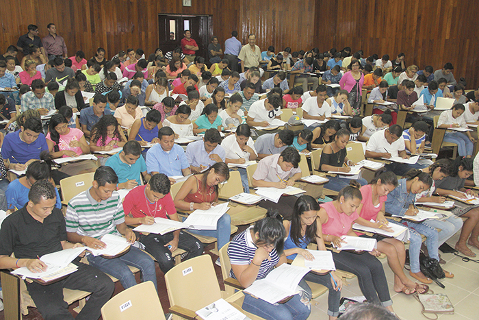 Estudiantes en León buscan ingreso a universidad
